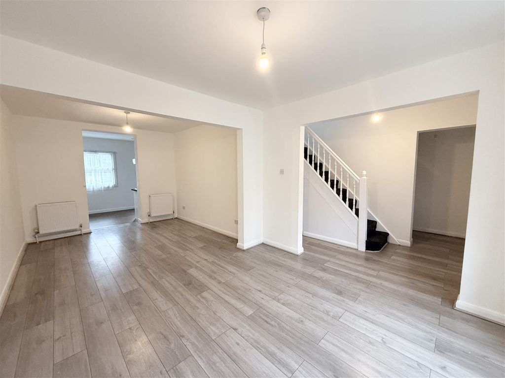 Property photo 2 of 11 Living New.Jpg