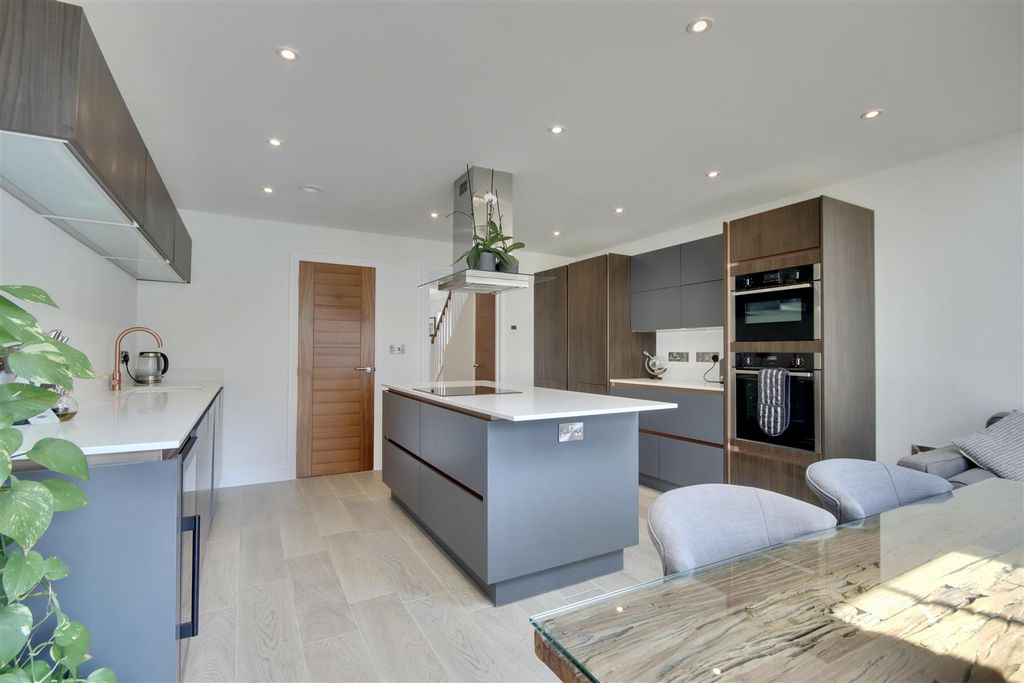 Property photo 2 of 28 Edad3A6F-De91-4E10-941B-B486D0058119_1_201_A.Jpeg