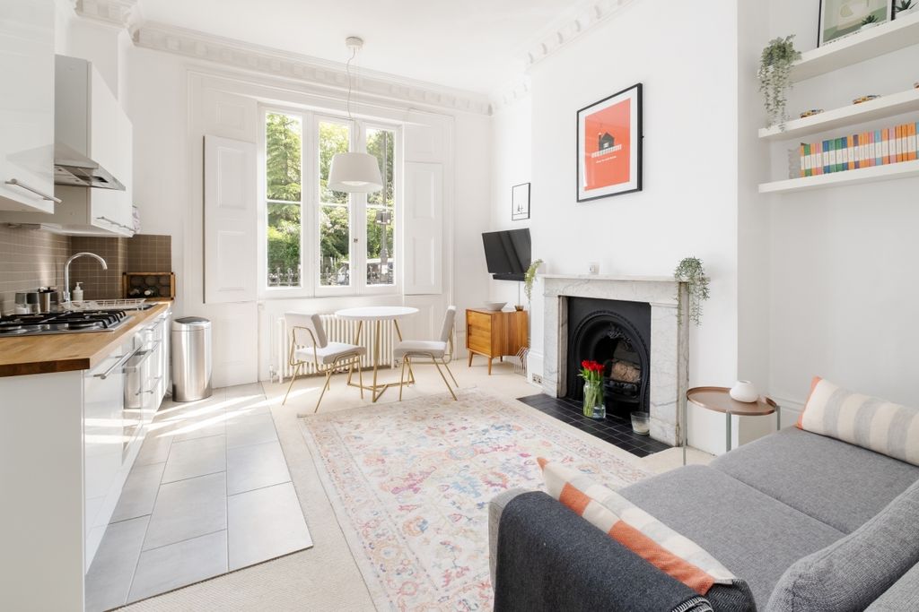 Property photo 2 of 11 Lonsdale Square