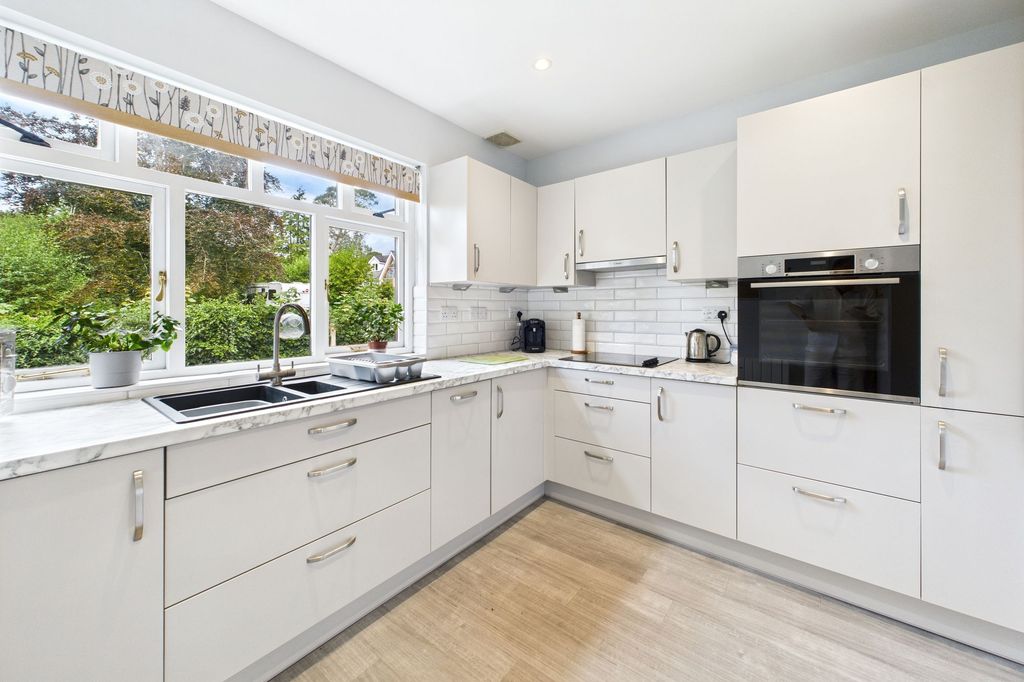 Property photo 3 of 13 Modern Kitchen