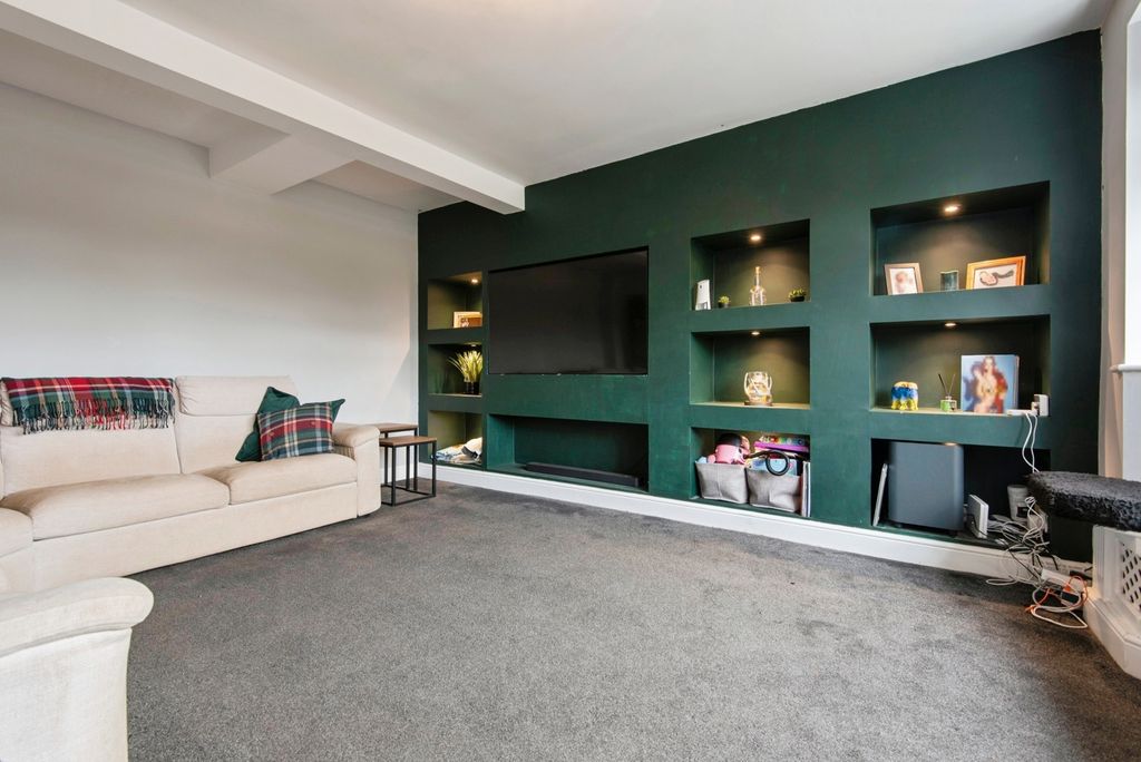 Property photo 3 of 38 Lounge