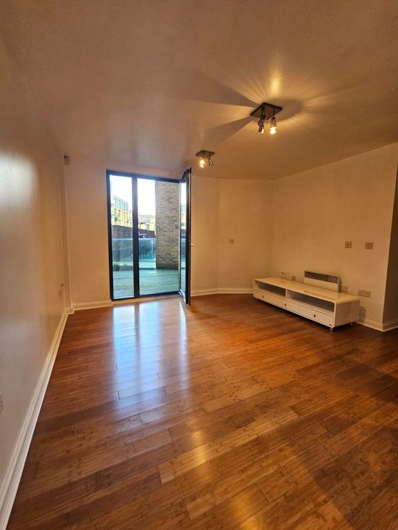 Property photo 3 of 8 Lounge