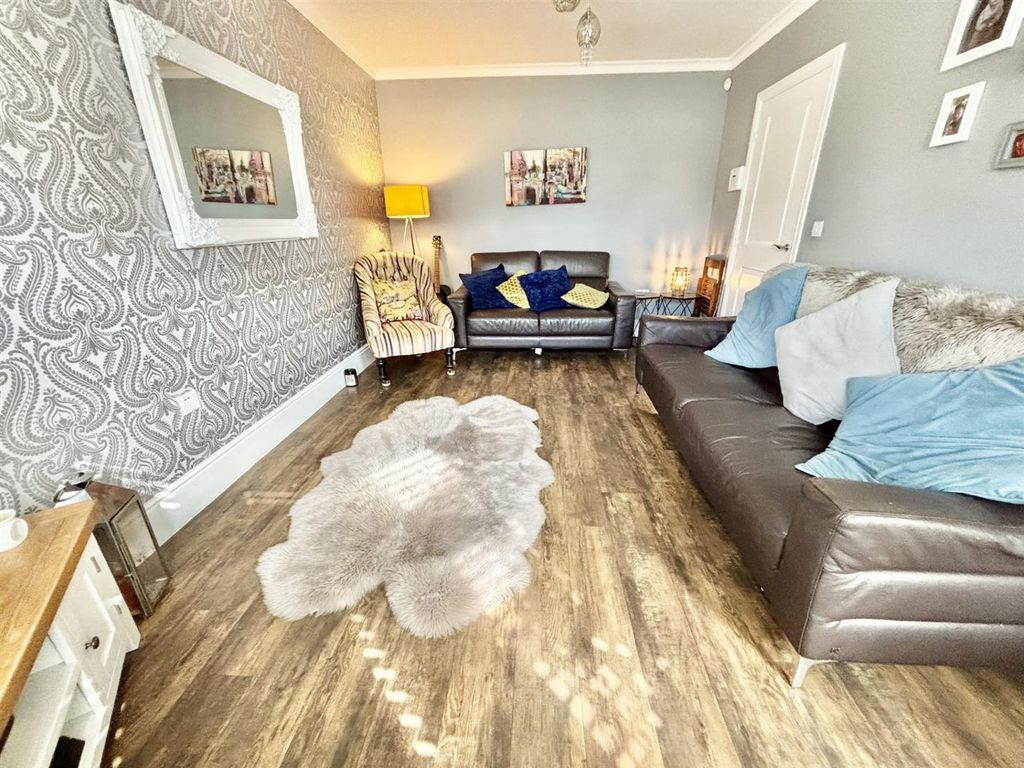 Property photo 3 of 21 Lounge