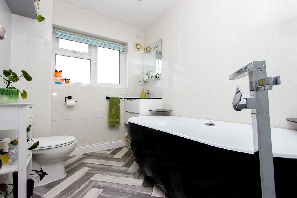 Property photo 3 of 10 Bathroom