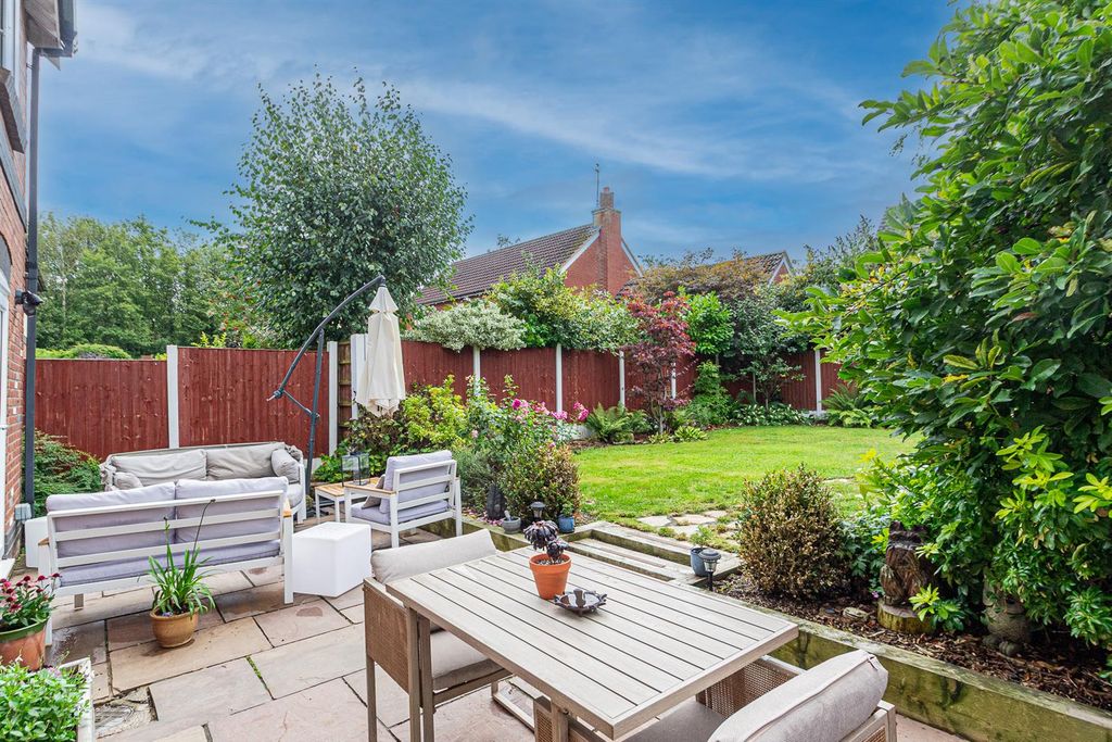 Property photo 3 of 31 Al-Fresco Dining &amp; Garden