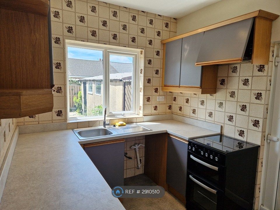 Property photo 3 of 11 Kitchen