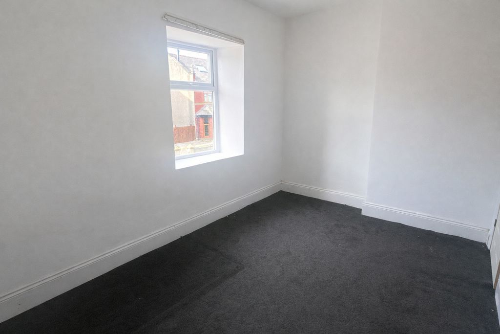 Property photo 3 of 8 Photo 4