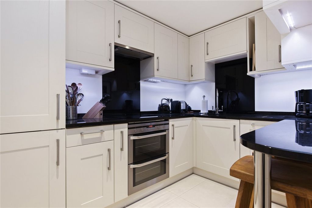 Property photo 3 of 10 Kitchen