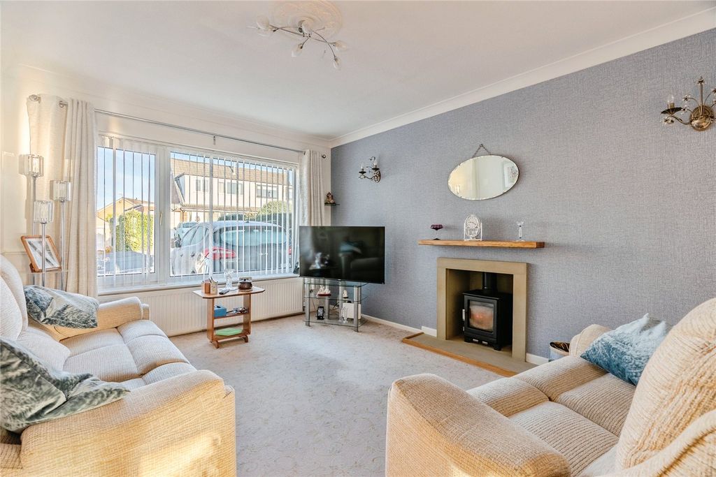 Property photo 3 of 20 Lounge