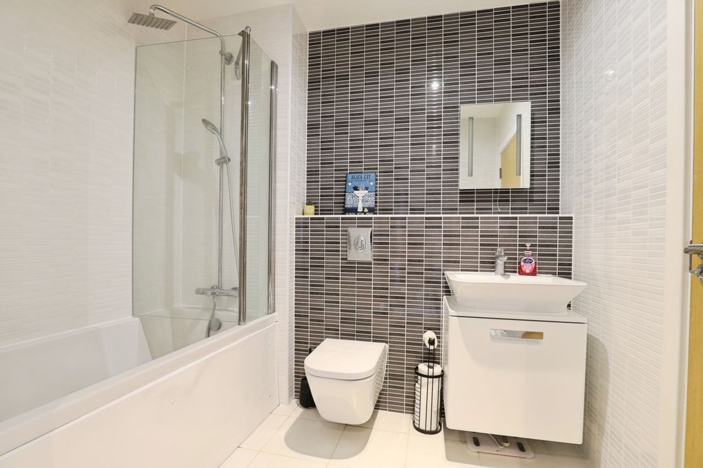 Property photo 2 of 11 Bathroom