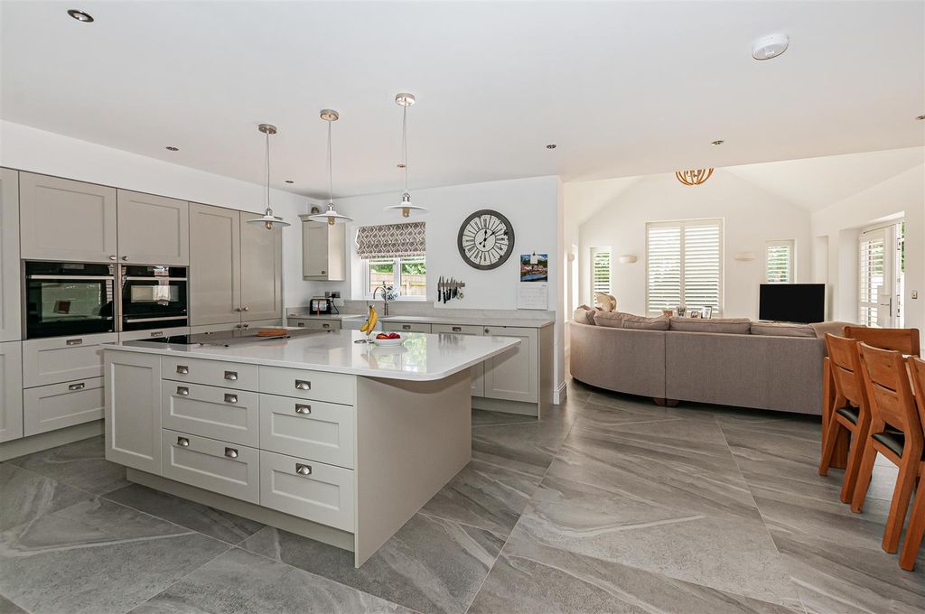 Property photo 2 of 25 8 Kilpin Close25.Jpg