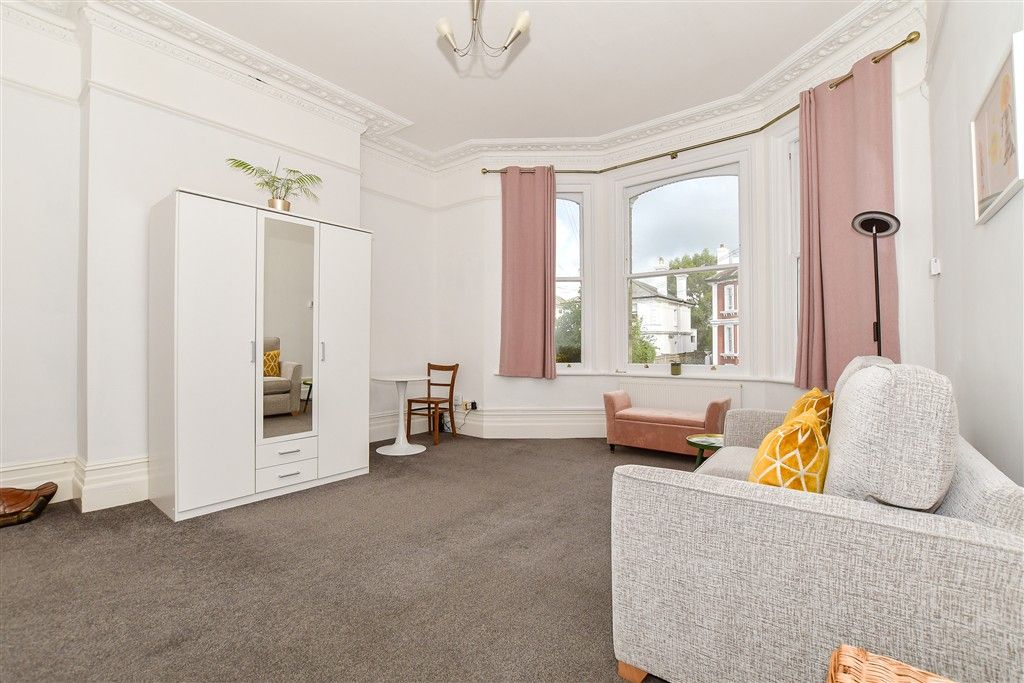 Property photo 1 of 11 Lounge/ Bedroom