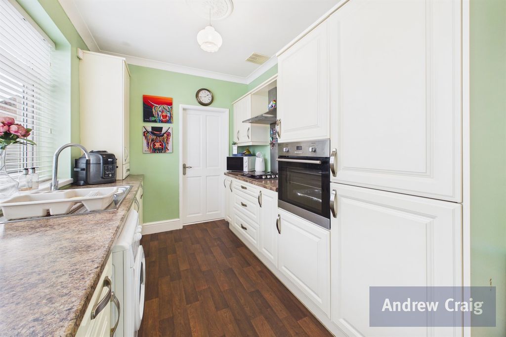 Property photo 3 of 11 Kitchen