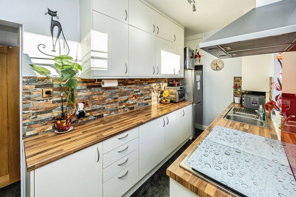 Property photo 2 of 20 Kitchen