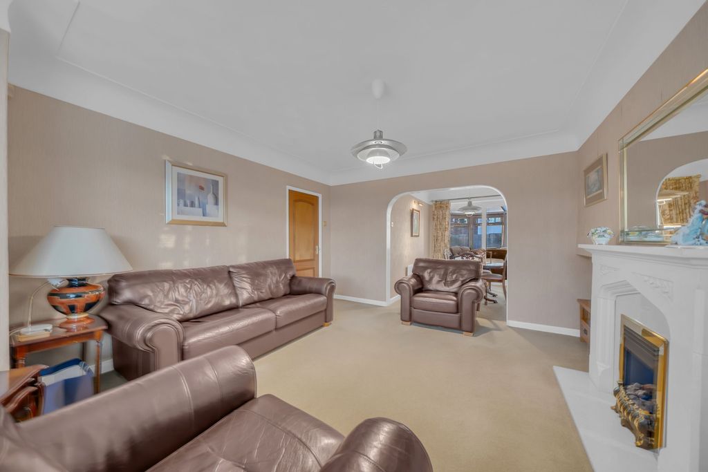 Property photo 2 of 27