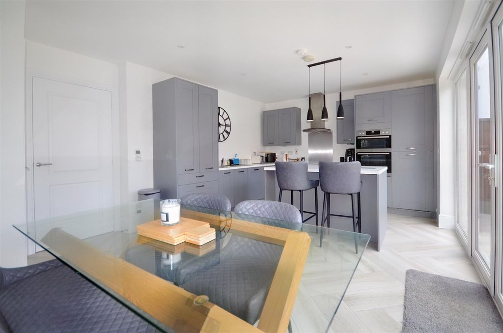 Property photo 1 of 10 Kitchen/Dining Room