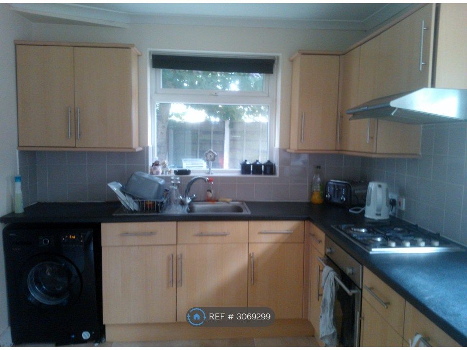 Property photo 3 of 10 Kitchen