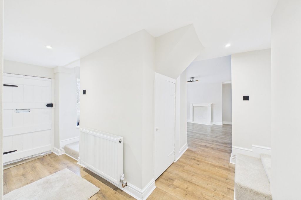 Property photo 1 of 13 Entrance Hall