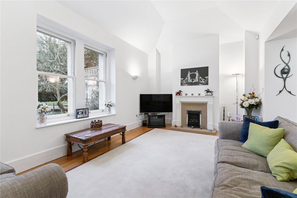 Property photo 3 of 17 Sitting Room