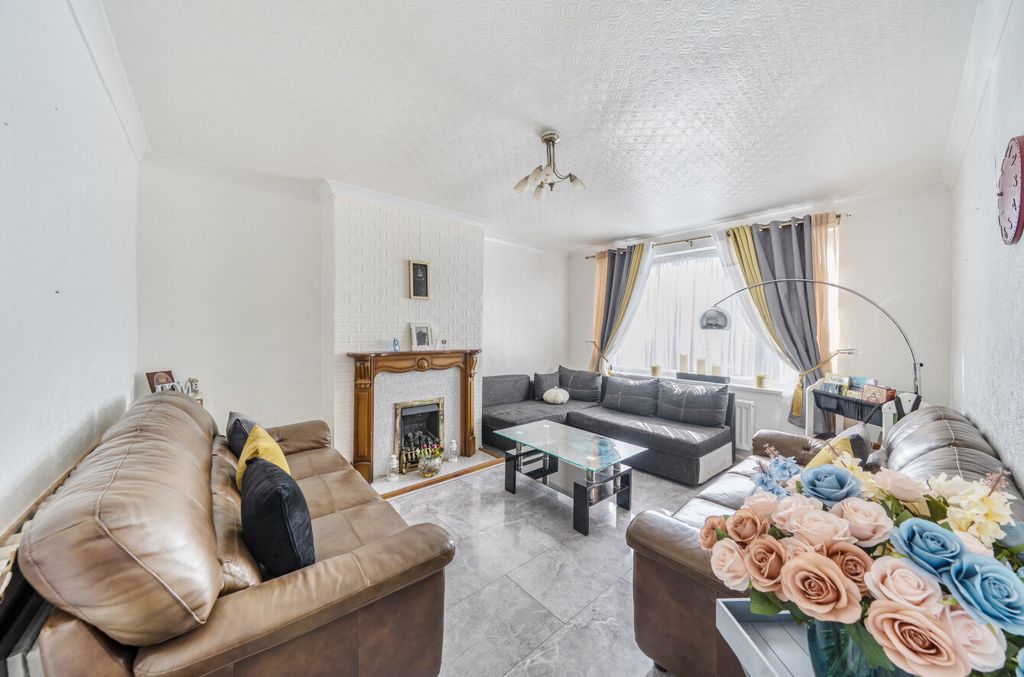 Property photo 2 of 16 1438979-8-69d4d39...