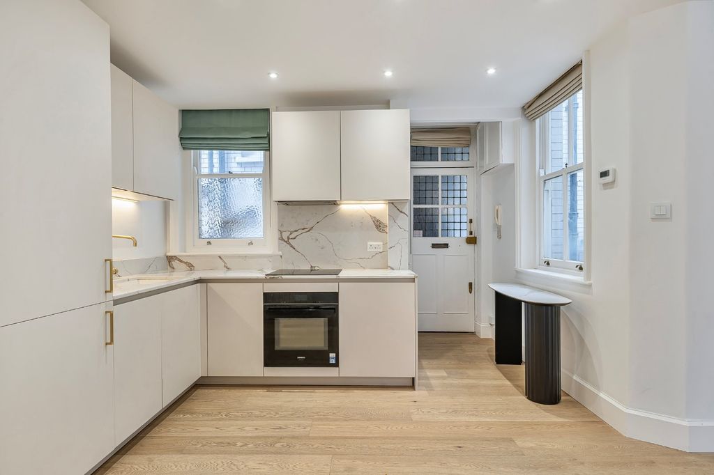 Property photo 2 of 8 Kitchen