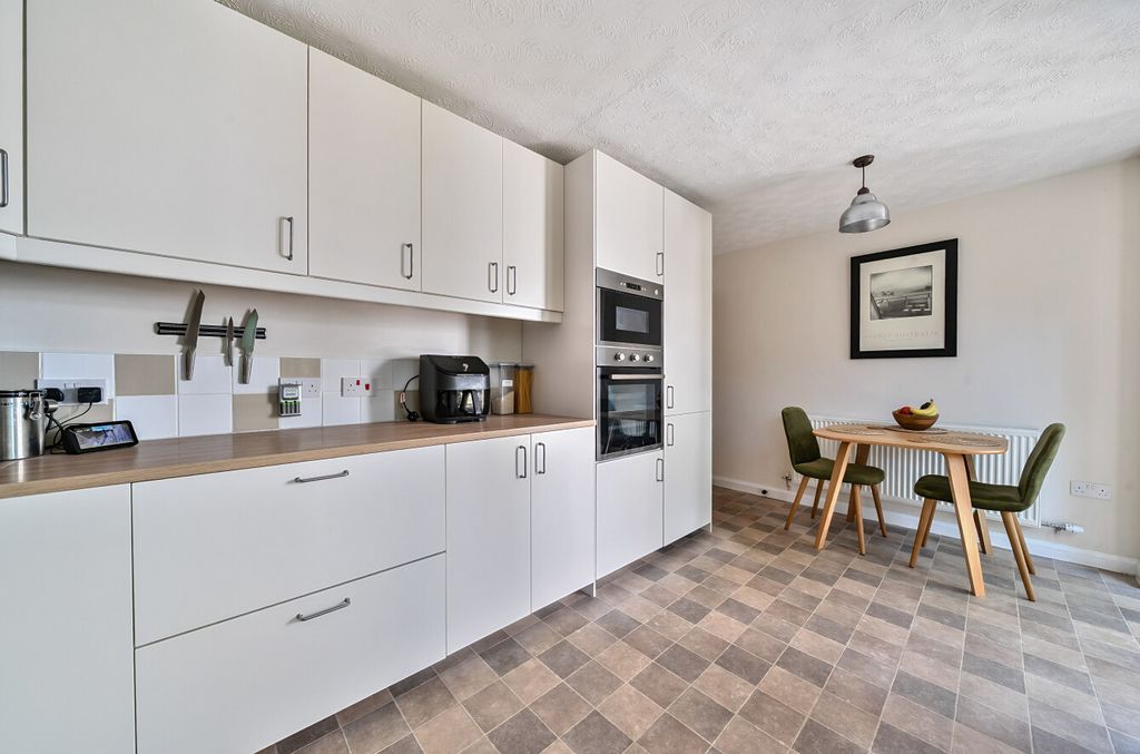 Property photo 3 of 19 Kitchen