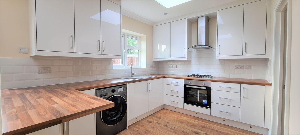 Property photo 1 of 9 Three/Four Bedroom Recently Refurbished House
