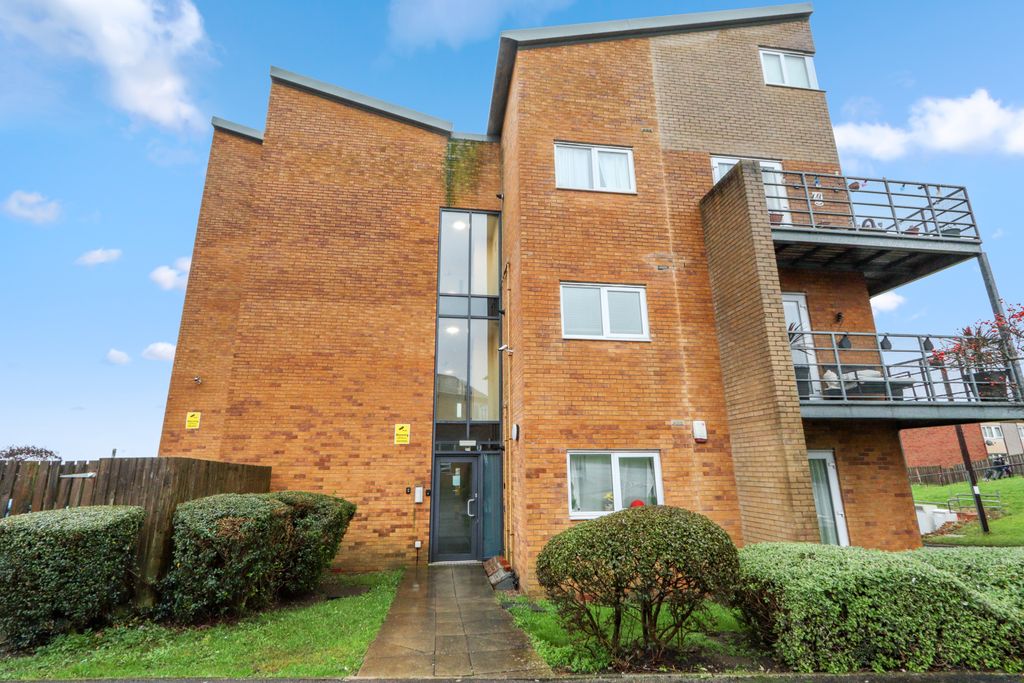 Property photo 1 of 18 6 Kenninghall View, Norfolk Park, Sheffield, S2 3Wx