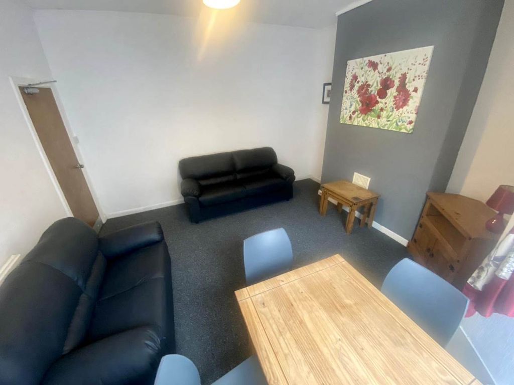 Property photo 3 of 16 Lounge 2