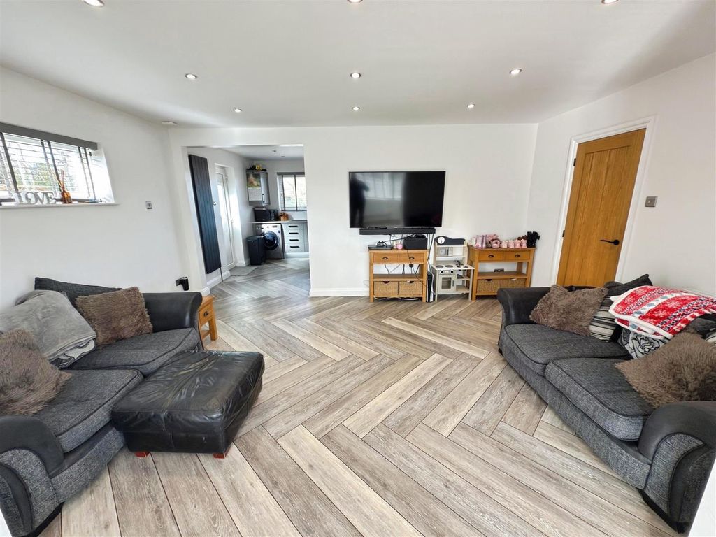 Property photo 3 of 16 65 Somerlyton Rd (8).Jpg