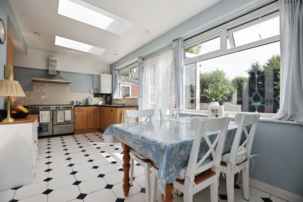 Property photo 3 of 17 Kitchen/Breakfast