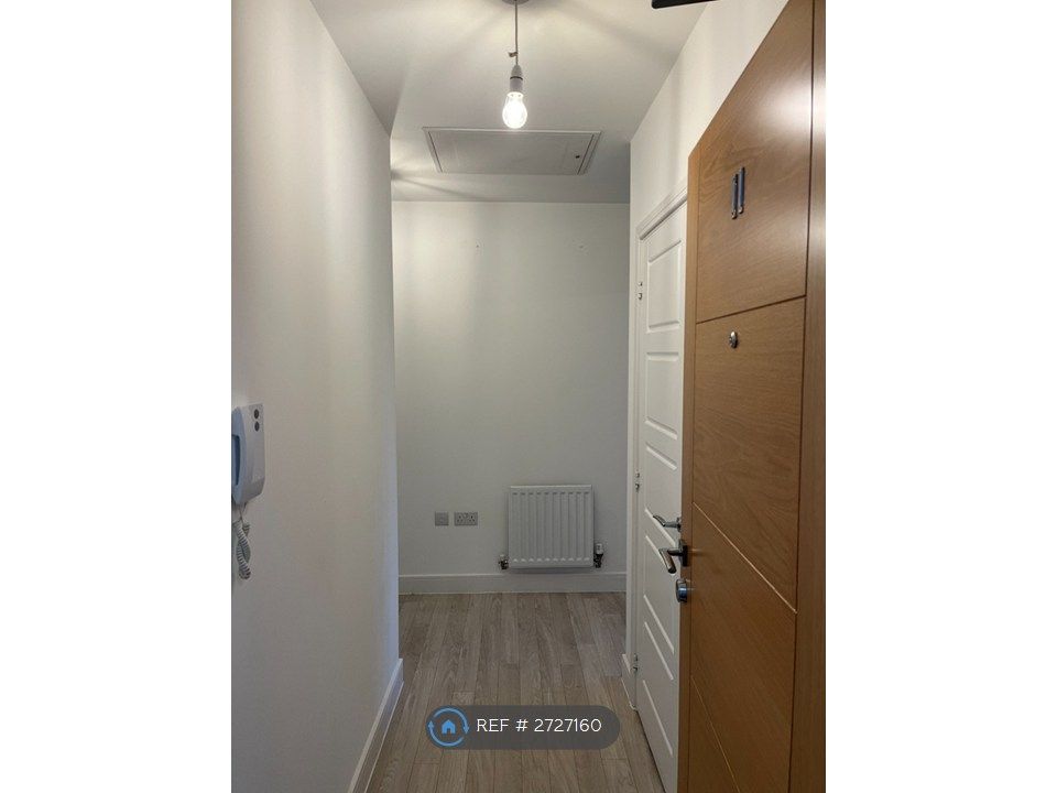 Property photo 3 of 9 Entrance Hallway