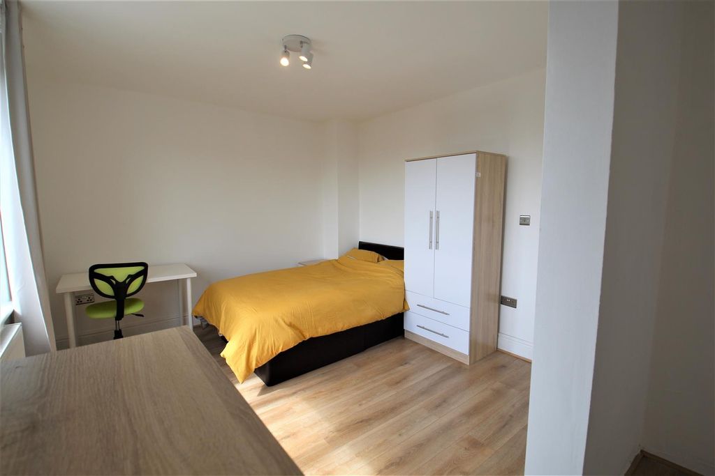 Property photo 3 of 11 A Bright And Tidy Double Bedroom Featuring A Comfo...