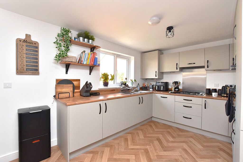 Property photo 3 of 20 Kitchen