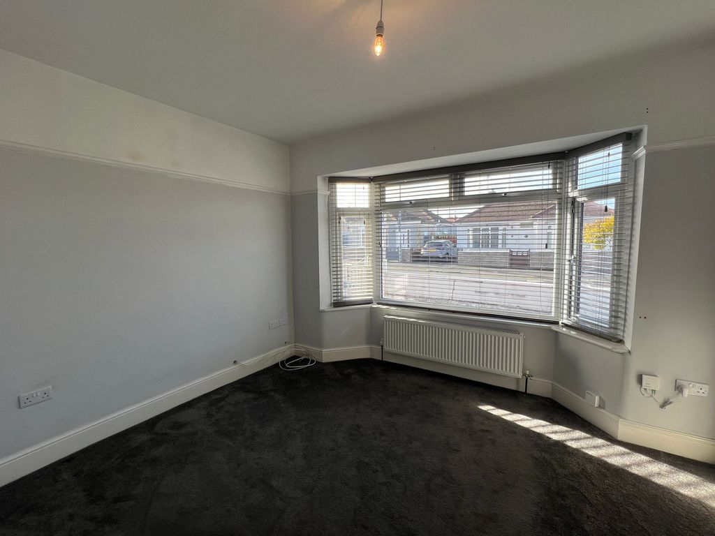 Property photo 3 of 8 Lounge