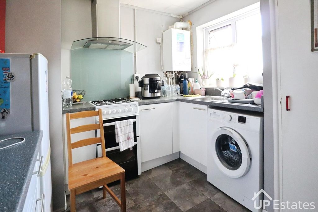Property photo 3 of 11 Kitchen