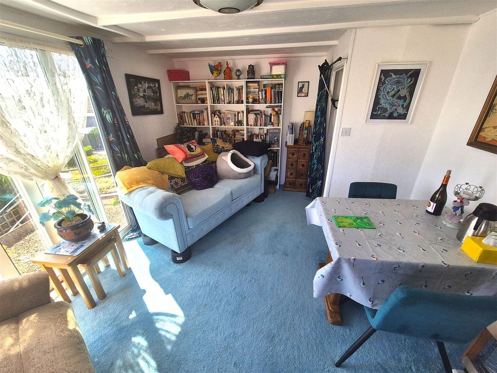Property photo 2 of 11 Lounge