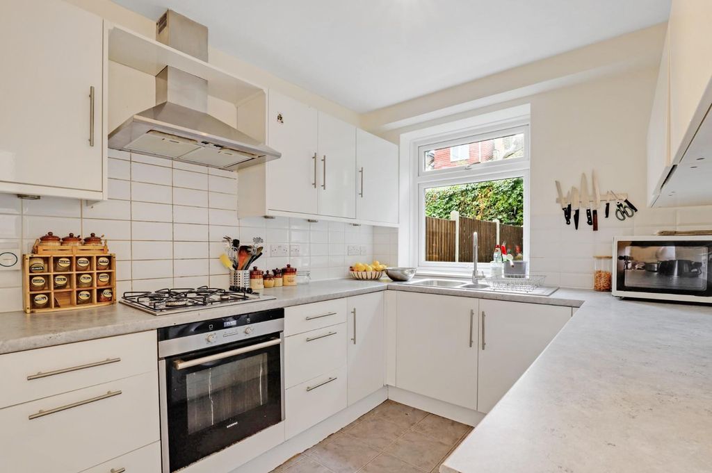 Property photo 2 of 15 03-96c0Jhpropworld - 63 Highclere Street - 26.Jpg