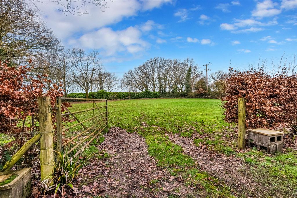 Property photo 3 of 23 Paddock