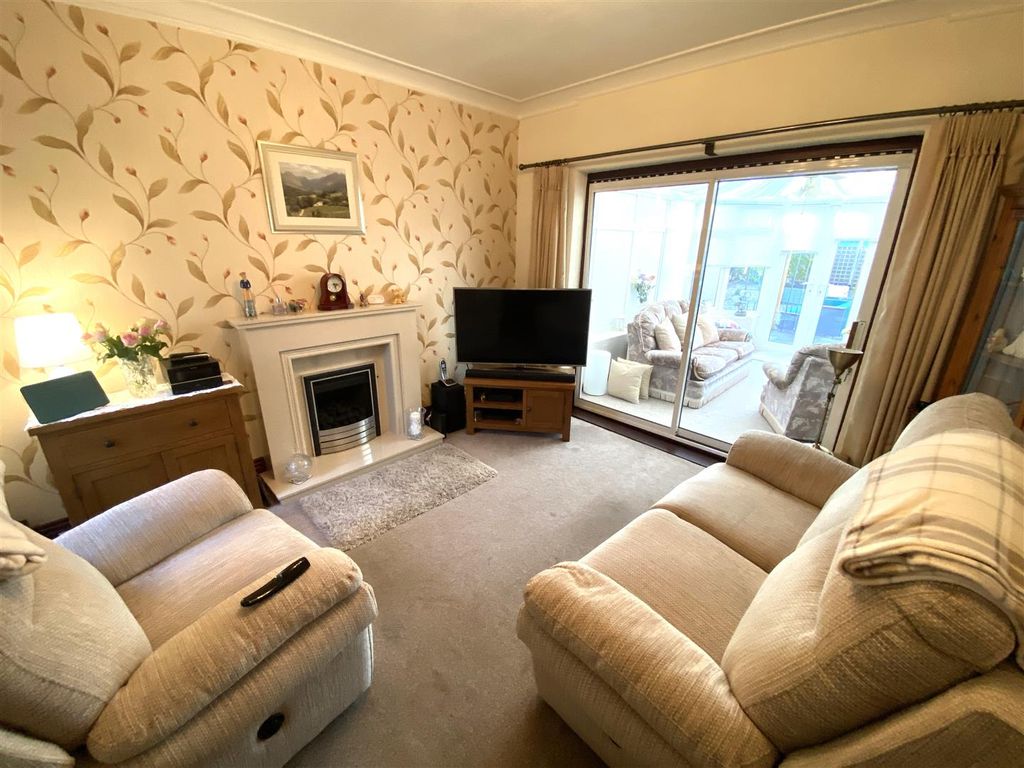 Property photo 2 of 14 Lounge