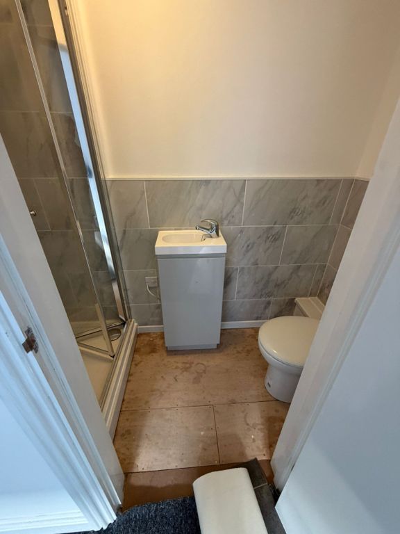 Property photo 1 of 3 Rooms - House Share To Rent Ashburnham Road, Luton Lu1 1Jn