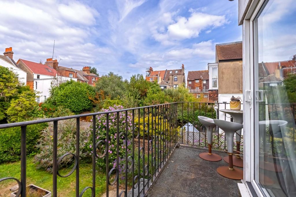 Property photo 2 of 10 Pembroke Crescent_9.Jpg