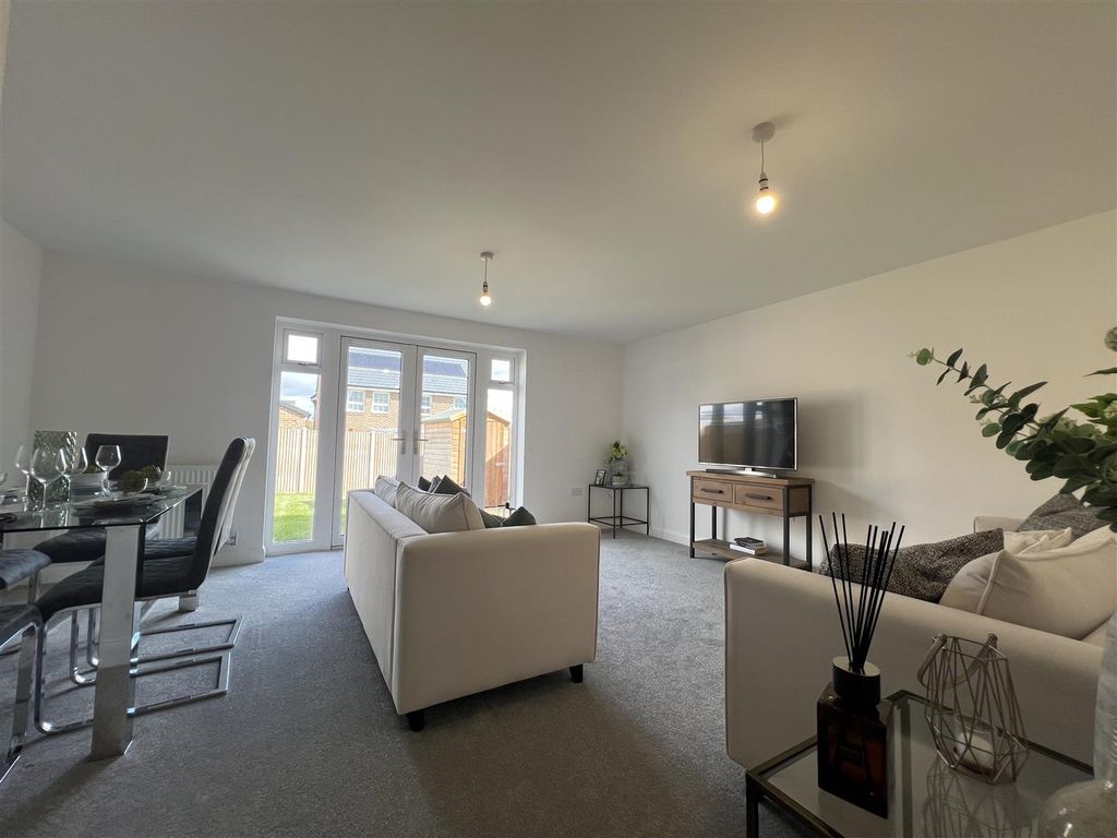 Property photo 2 of 10 Sitting/Dining