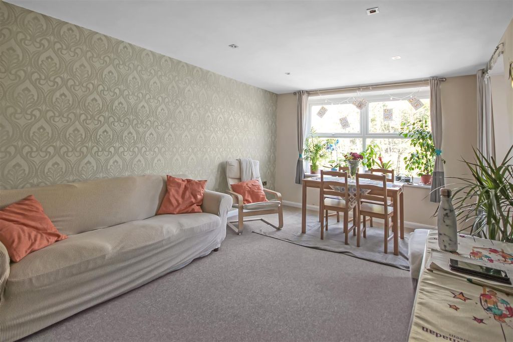 Property photo 2 of 8 Lounge