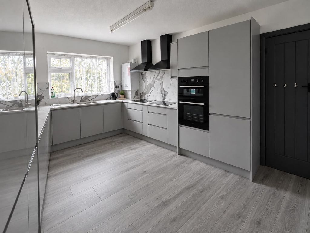 Property photo 2 of 10 Kitchen