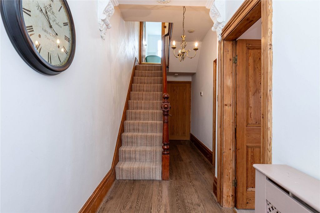 Property photo 3 of 30 Entrance Hall