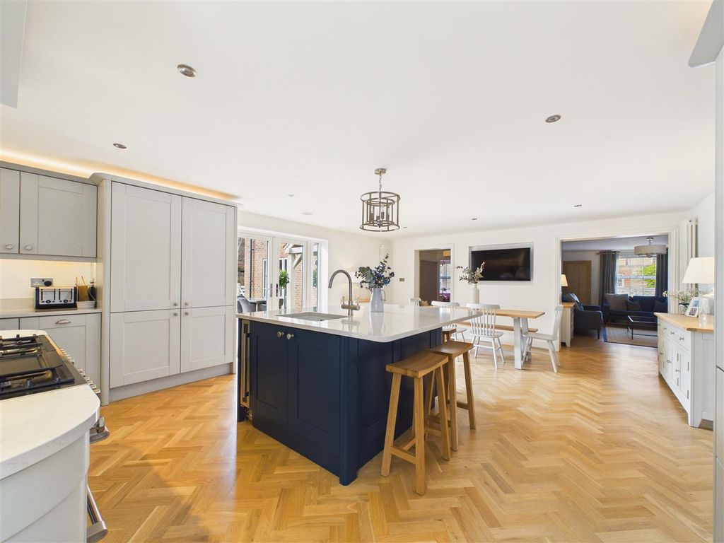 Property photo 2 of 35 Cam03303G0-Pr0345-Still022.Jpg