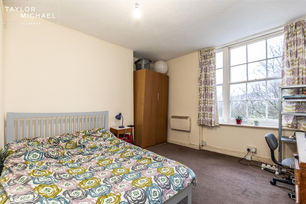 Property photo 3 of 9 Room