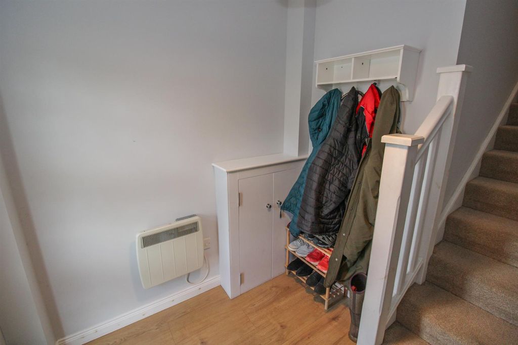 Property photo 3 of 15 Entrance Porch (2).Jpg