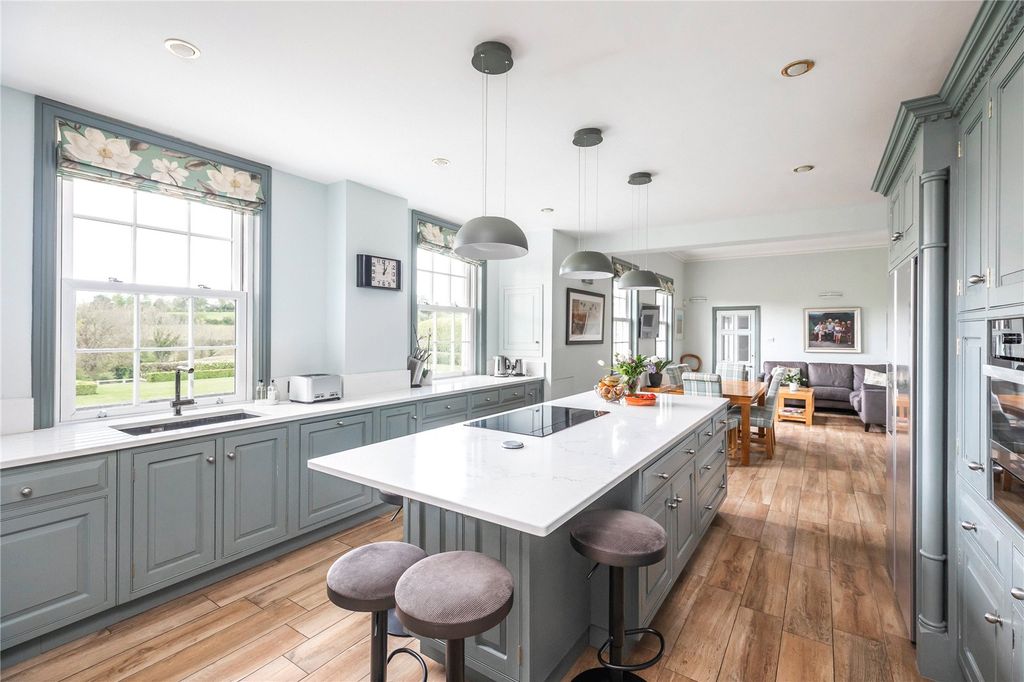 Property photo 3 of 23 Kitchen/Breakfast